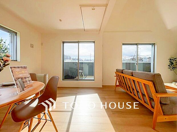 やわらかな陽射しがふりそそぎ、室内に開放感と爽快感をもたらします。