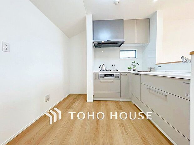 機能的で使い勝手のよさそうなキッチン。明るく清潔感があります。