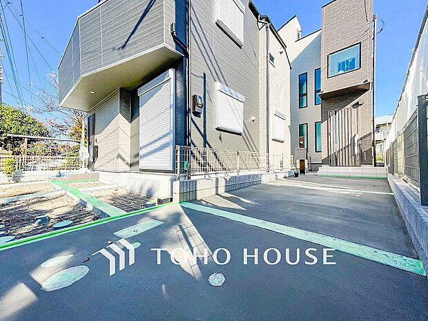 堂々たる趣ながら、主張し過ぎずどこか余裕を感じさせるシャープなフォルムで佇む邸宅。