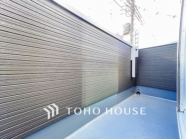 暮らしの中で光と風を演出してくれるバルコニー。