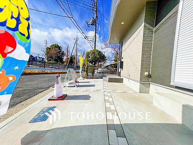 敷地内にカースペース有り。ゆとりある空間を保っています。