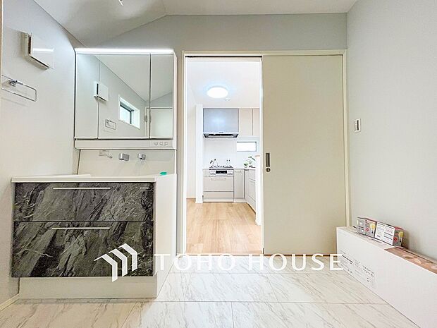 清潔感のあるカラーで統一されたプライベート空間は、身だしなみチェックや肌のお手入れに最適です。