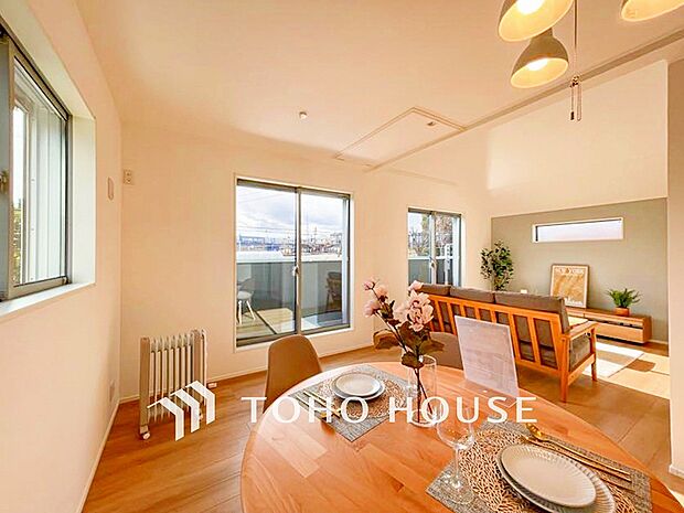 忙しい朝でも、しっかり家族が揃って食事をして頂けるゆとりある大きさのダイニングスペース。