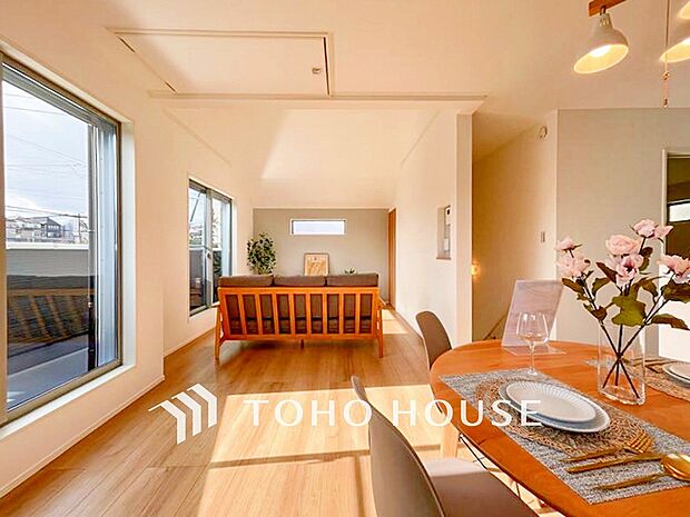 家族みんなが爽やかに健やかに過ごせるように、溢れる光をたっぷり取り込んだリビングダイニング。