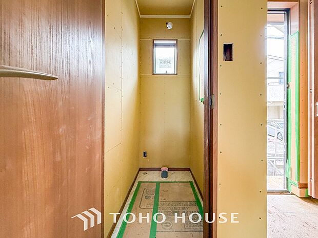 換気と明るさに配慮した清潔感溢れるトイレ。落ち着いた空間で安らぎのひとときをお過ごしいただけます。