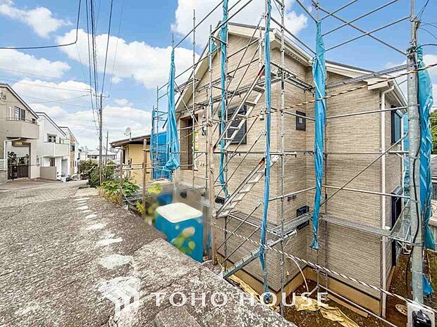 敷地内に駐車スペース。日々の暮らしをスムーズに運ぶ事が出来ます。