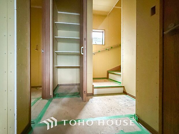 上質感漂う廊下。居住者の帰り、訪れる方を優しく迎え安らぎに満ちた生活空間を予感させます。