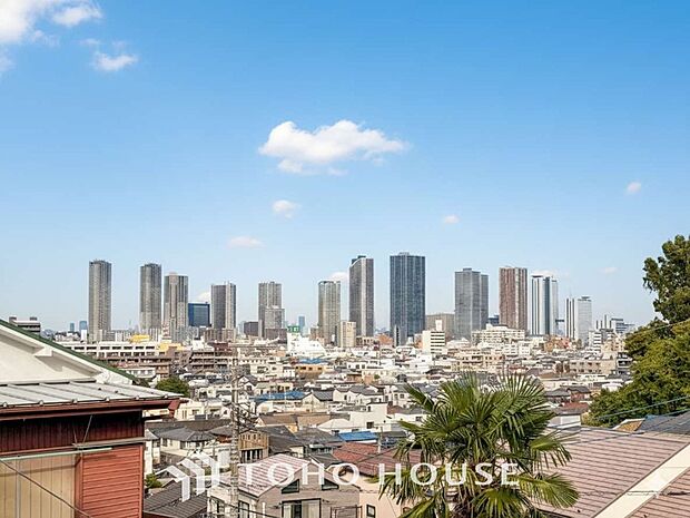 豊かな眺望にふさわしい空間には、通風・採光にも優れ、心地よい光と風があふれています。