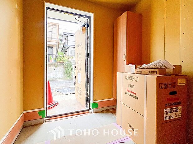 居住者の帰り、訪れる方を優しく迎えてくれる開放感のある玄関。