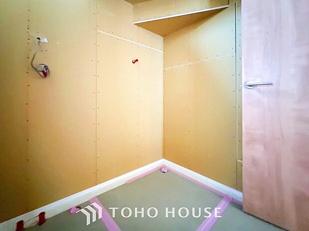 洗濯機を配置しても十分なスペースを確保した設計となっております。