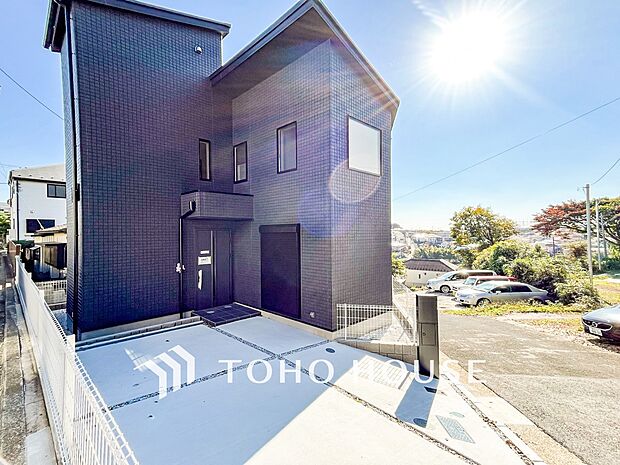 住む人や訪れる人やさしくエスコートする玄関アプローチ。