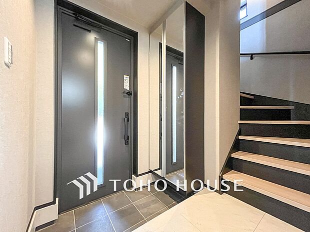 居住者の帰り、訪れる方を優しく迎えてくれる開放感のある玄関。