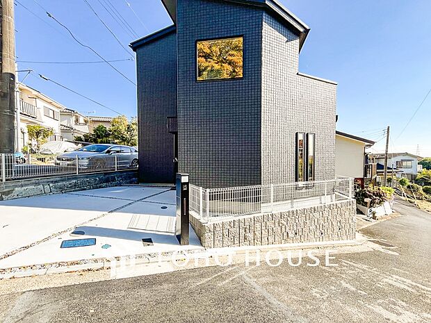 閑静な住宅街の一角、ひと時のくつろぎが生まれ、ゆっくりと愛着が育まれていきます。