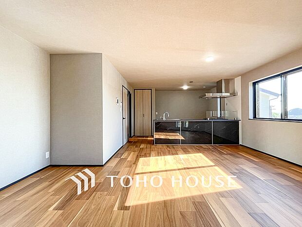 光と風があふれる開放的なリビングダイニングには自然と家族みんなが集まってきます。