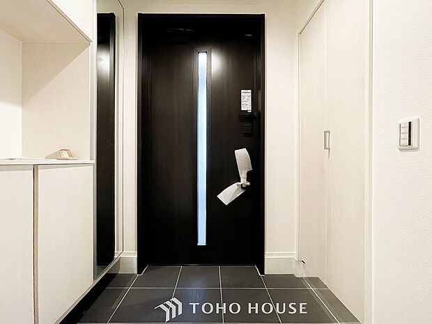 帰り着くたびに洗練されたテイストの空間に迎えられ誇りと喜びを感じる玄関まわりです。