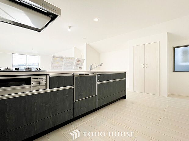 機能的で使い勝手のよさそうなキッチン。明るく清潔感があります。