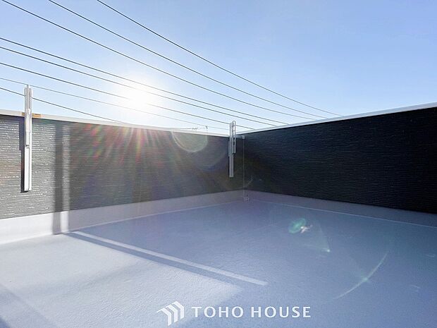 暮らしの中で光と風を演出してくれるバルコニー。