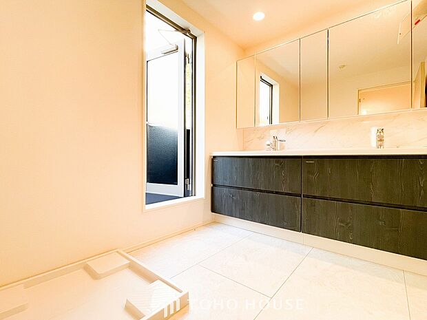 落ち着いた空間を演出するカラーと、ゆったりお使い頂ける広さが魅力のパウダールーム。