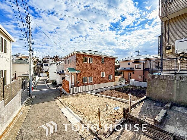 前面道路含む現地写真『快適』は「家」と「街」と「環境」が調和した時に訪れるだと改めて感じさせてくれます。