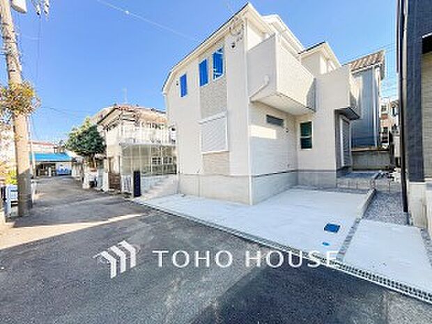 前面道路含む現地写真『快適』は「家」と「街」と「環境」が調和した時に訪れるだと改めて感じさせてくれます。