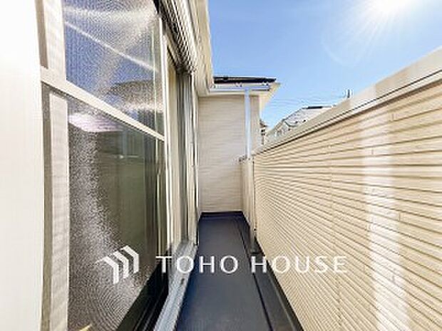 暮らしの中で光と風を演出してくれるバルコニー。