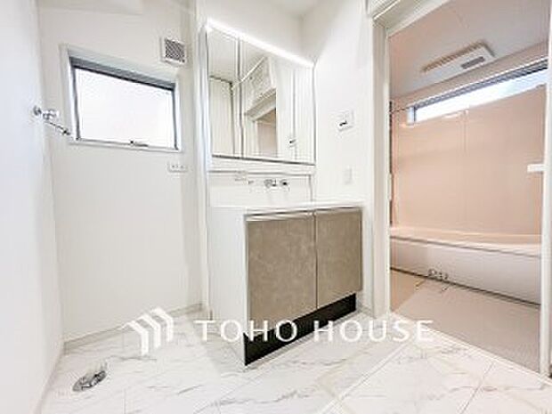 落ち着いた空間を演出するカラーと、ゆったりお使い頂ける広さが魅力のパウダールーム。