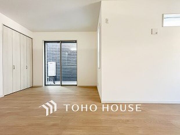 やわらかな陽射しがふりそそぎ、ゆったりした時間が流れる室内。