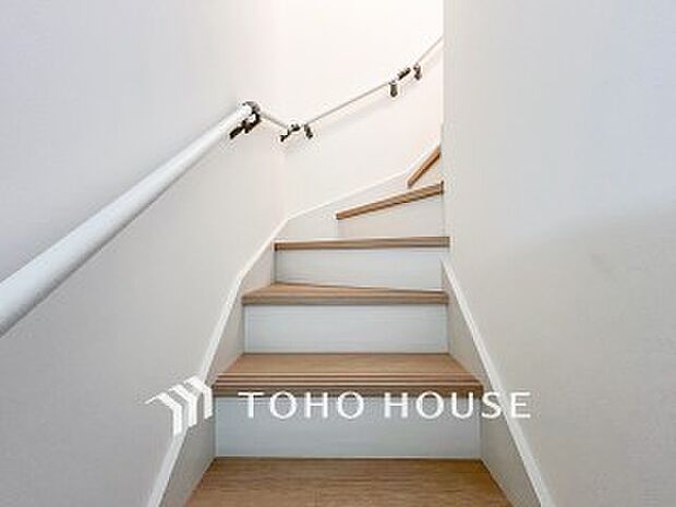 パブリックゾーンとプライベートゾーン繋ぐ階段。豊かな陽光が注ぎ込み、爽やかな住空間を演出。