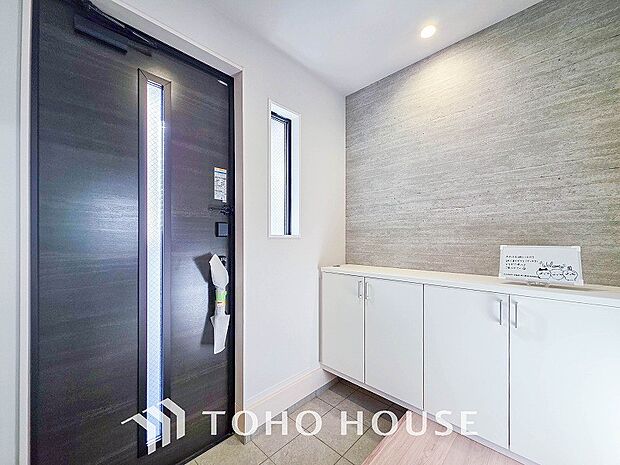 居住者の帰り、訪れる方を優しく迎えてくれる開放感のある玄関。