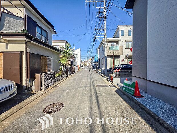 前面道路含む現地写真『快適』は「家」と「街」と「環境」が調和した時に訪れるだと改めて感じさせてくれます。