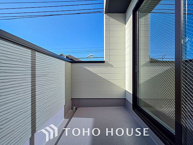 暮らしの中で光と風を演出してくれるバルコニー。