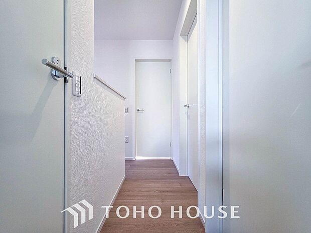 上質感漂う廊下。居住者の帰り、訪れる方を優しく迎える・安らぎに満ちた生活空間を予感させる。