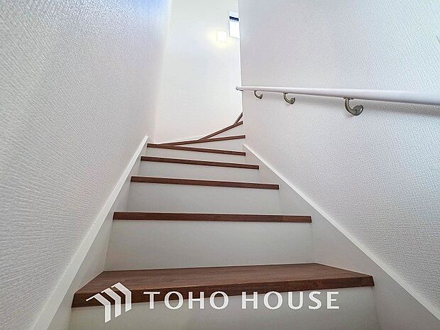 階段にはお子様やお年寄りに安心な手すりをご用意。