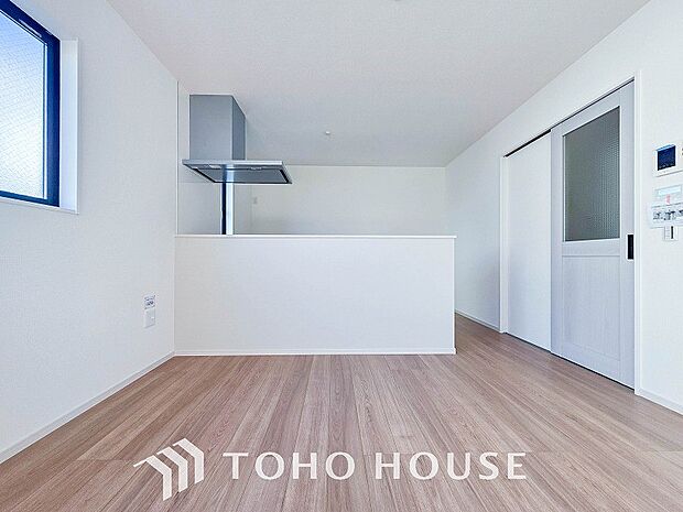 自然と家族が集う、開放感のある明るいダイニング。