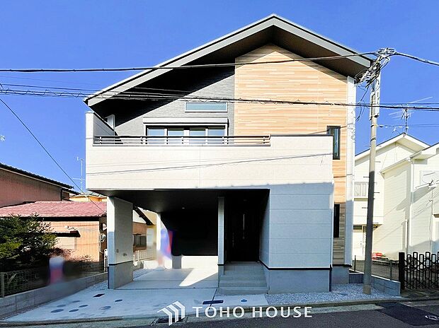 住む人や訪れる人やさしくエスコートする玄関アプローチ。