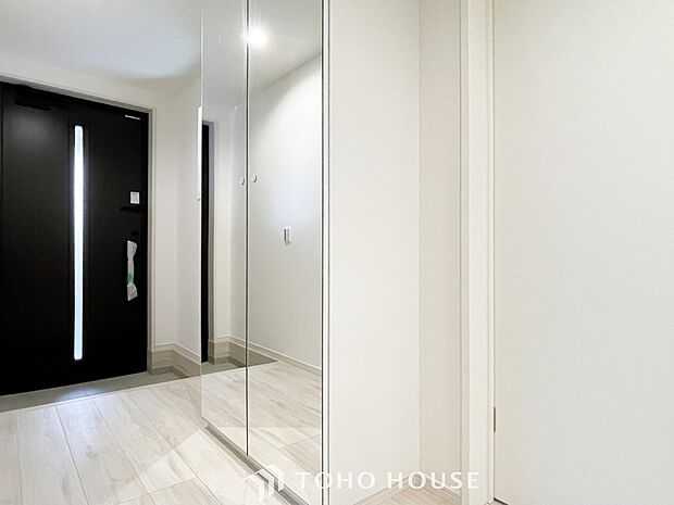 大型シューズボックスはミラー付でお出かけ前の身だしなみチェックに便利です。