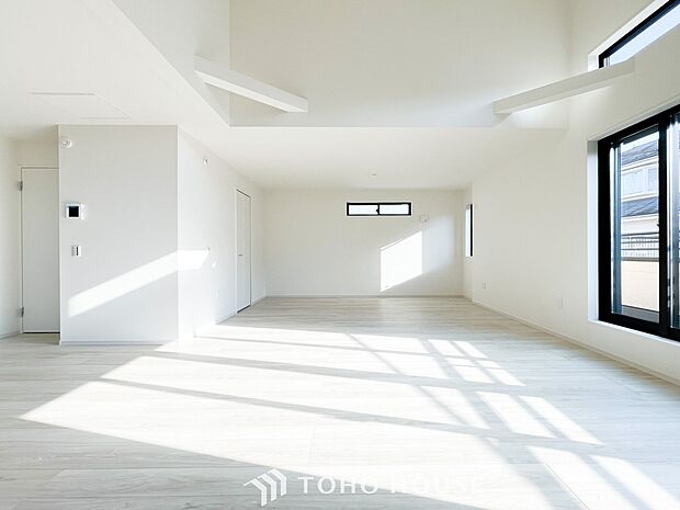 光と風があふれる開放的なリビングダイニングには自然と家族みんなが集まってきます。