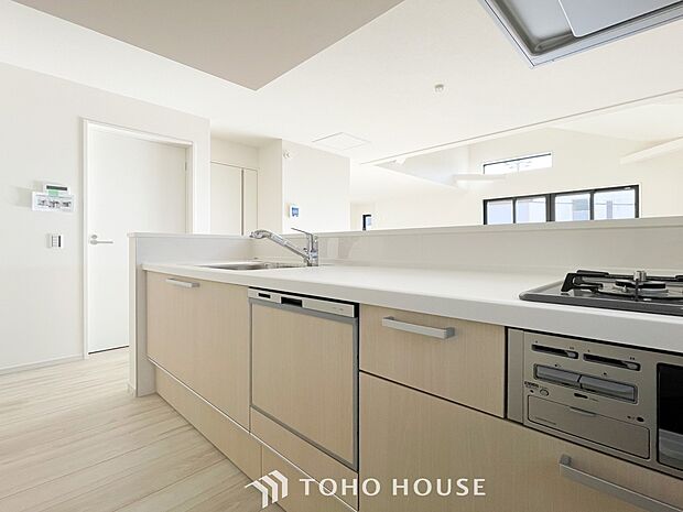 リビング全体が見渡せる配置がされ、ご家族との会話を楽しみながらお料理できます。