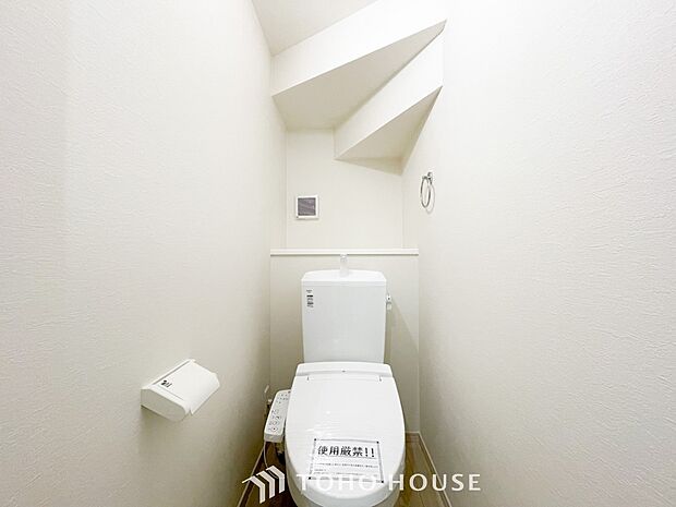 トイレはシンプルにホワイトで統一した温水洗浄付です。