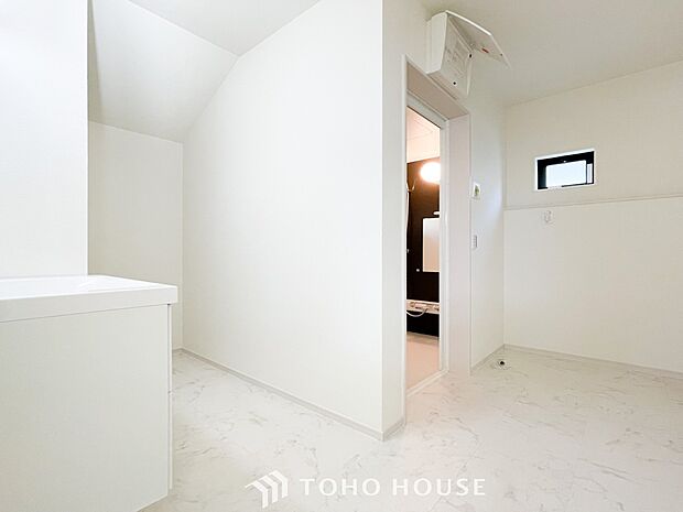 清潔感のあるカラーで統一されたプライベート空間は、身だしなみチェックや肌のお手入れに最適です。