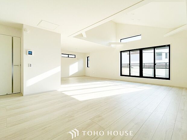 忙しい朝でも、しっかり家族が揃って食事をして頂けるゆとりある大きさのダイニングスペース。