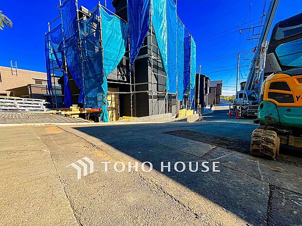 前面道路含む現地写真『快適』は「家」と「街」と「環境」が調和した時に訪れるだと改めて感じさせてくれます。