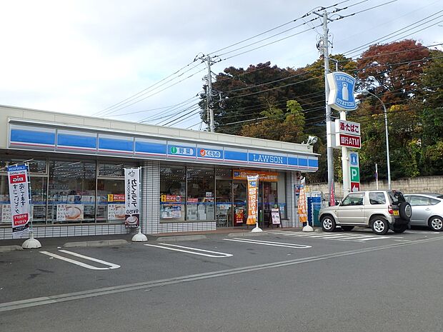 24時間営業。お弁当やお惣菜、パンなどをはじめ、生活用品、お酒、たばこなども取り揃えています。