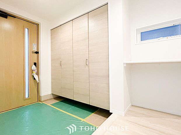 居住者の帰り、訪れる方を優しく迎えてくれる開放感のある玄関。