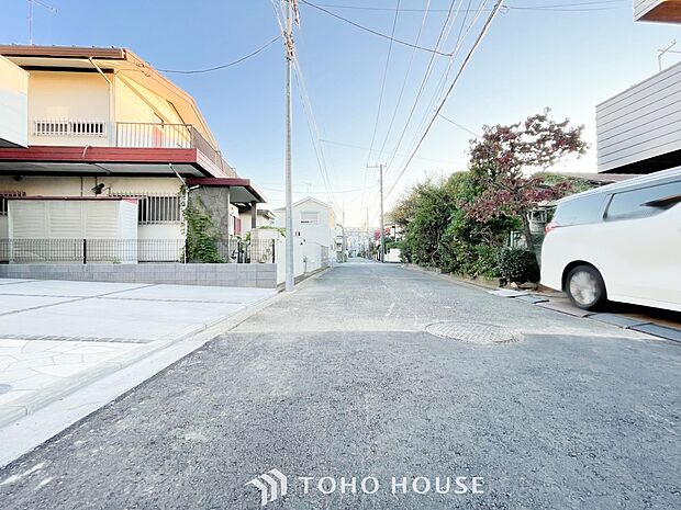 前面道路含む現地写真『快適』は「家」と「街」と「環境」が調和した時に訪れるだと改めて感じさせてくれます。