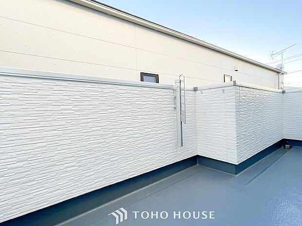 暮らしの中で光と風を演出してくれるバルコニー。