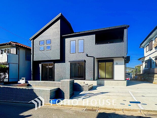 住む人や訪れる人やさしくエスコートする玄関アプローチ。