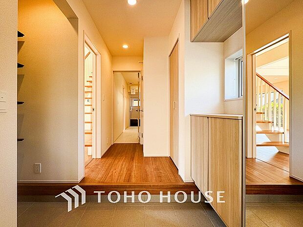 落ち着いた色を基調としていて、明るく優しい玄関となっています。