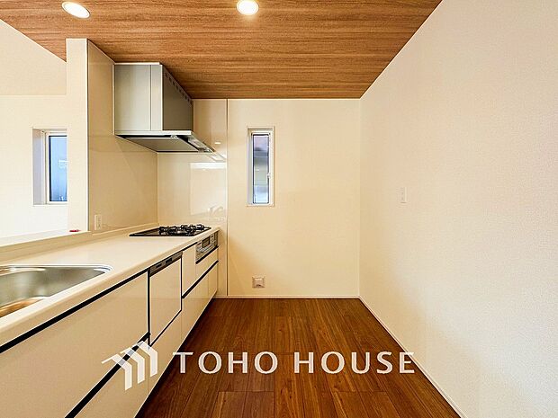 明るい自然光が入る対面キッチン。家族そろってキッチンに立っても調理がしやすい余裕の広さ。