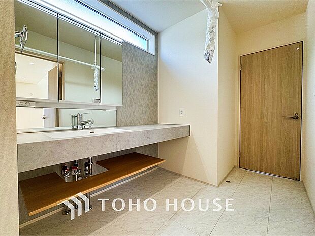 洗面台・洗面所十分な大きさの洗面台は、朝の慌ただしい時間でも余裕とゆとりを感じて頂けます。